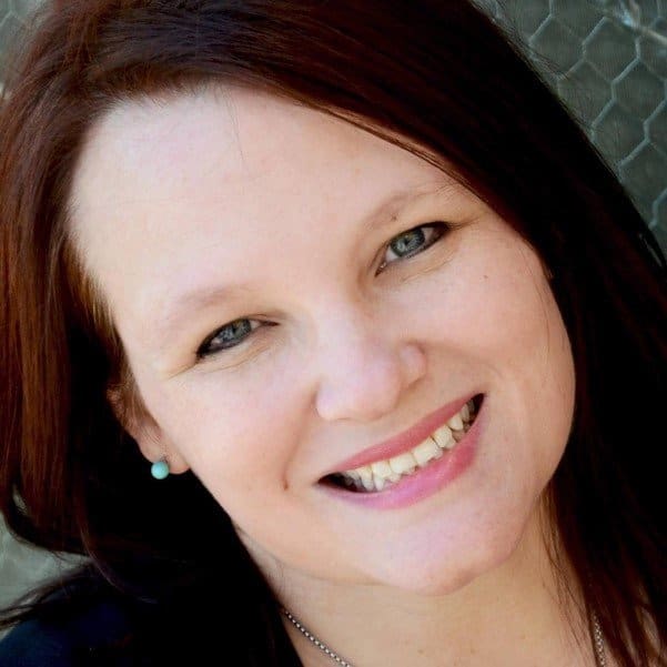 Earn money proofreading like Elisa and contribute to your family’s income