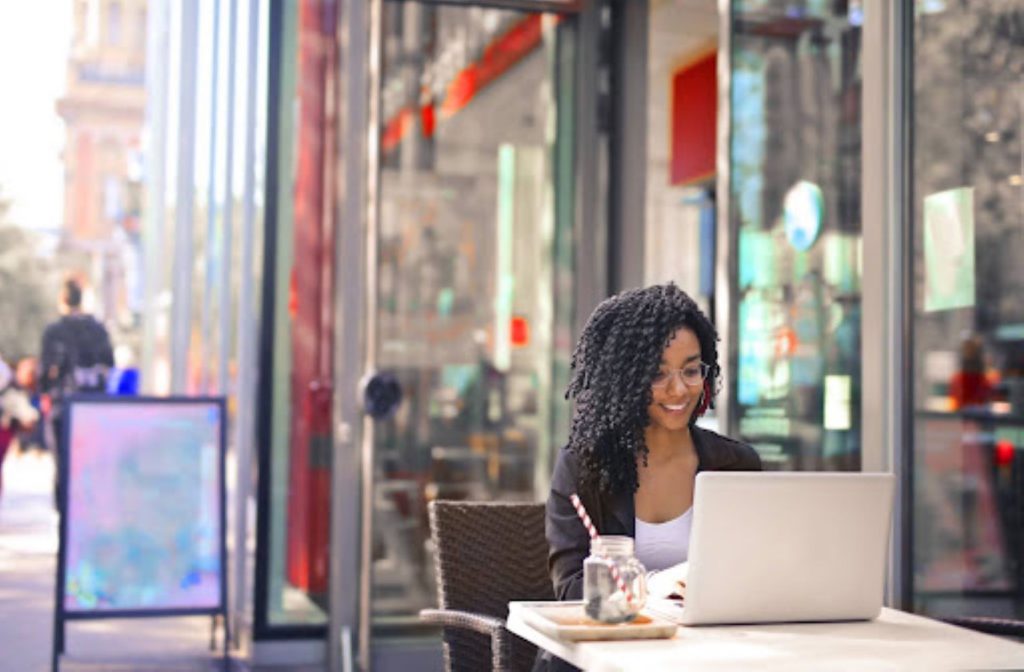 lady using her laptop in a cafe.